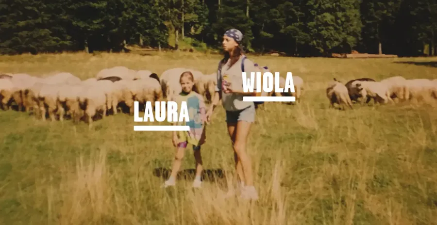 laura godek a její sestra wiola jako malé na historické fotografii na louce