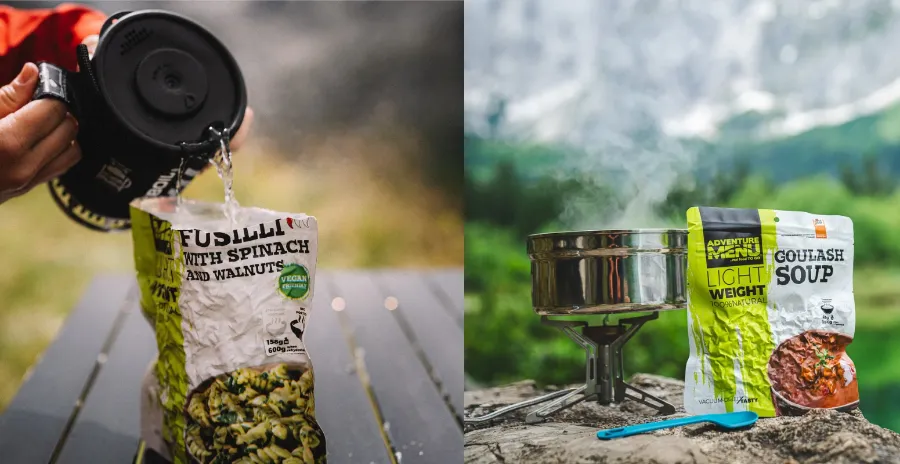 žena na stole v přírodě nalévá horkou vodu do sáčku s mrazem sušeným jídlem adventure menu