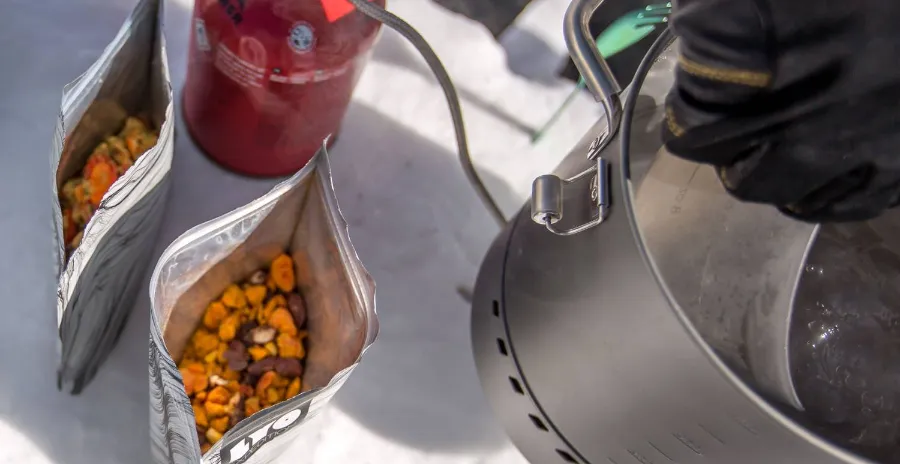 pohled na sáčky se sušeným jídlem