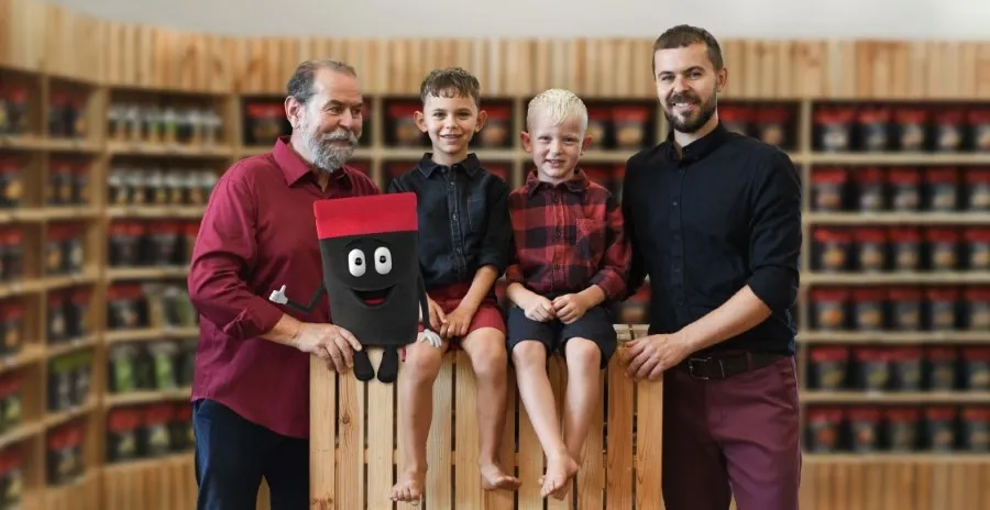 zakladatel firmy expres menu pan Sogel se synem a vnoučaty