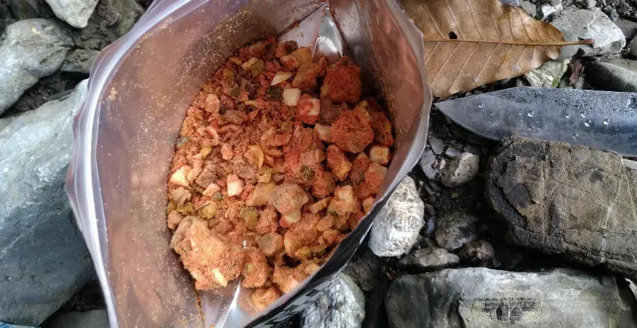 pohled do sáčku s lyofilizovaným jídlem tactical foodpack