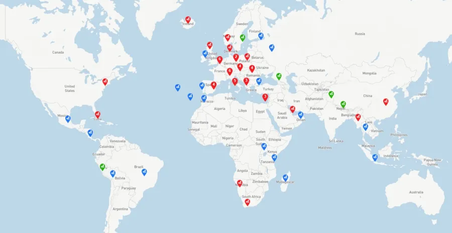 Arnošt Valach stojí s dcerou Zuzkou u terénního auta v poušti Namibie