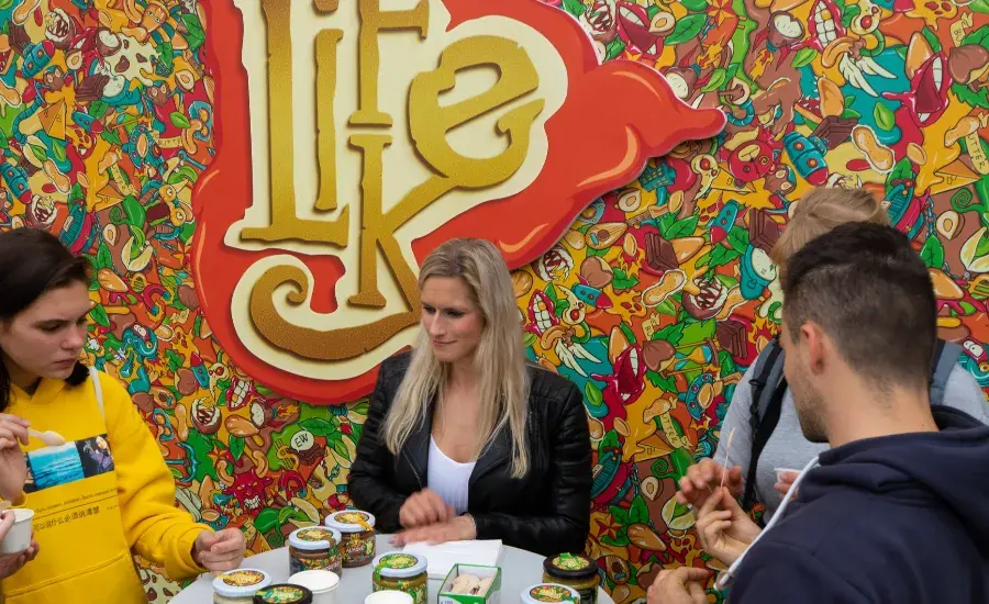 zaměstnankyně české firmy LifeLike prezentuje výrobky lifelike u prodejního stánku