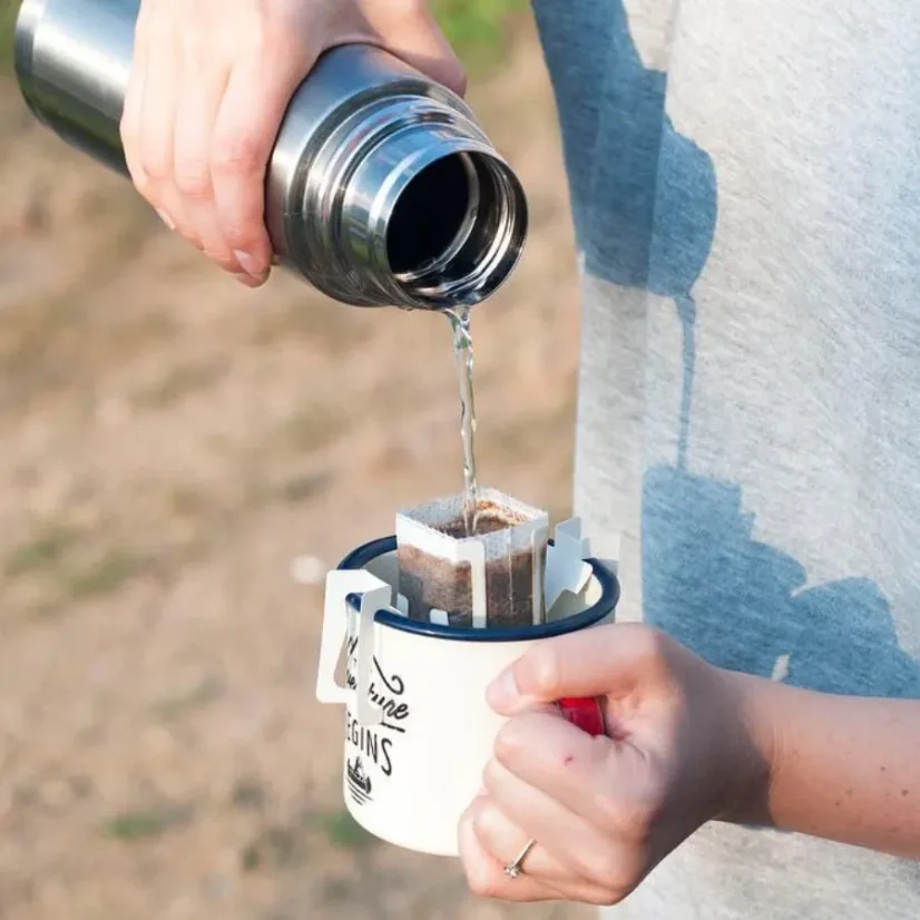 Zalití kávy Drip it ve filtru horkou vodou