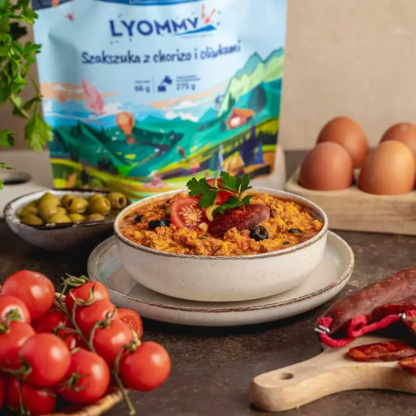 Lyommy Szakszuka z chorizo i oliwkami