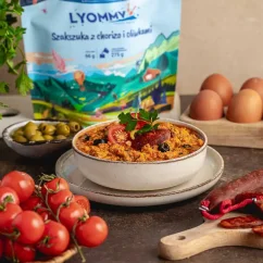 Lyommy Szakszuka z chorizo i oliwkami