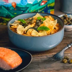 Lyommy Makaron farfalle z łososiem Lyommy Makaron farfalle z łososiem