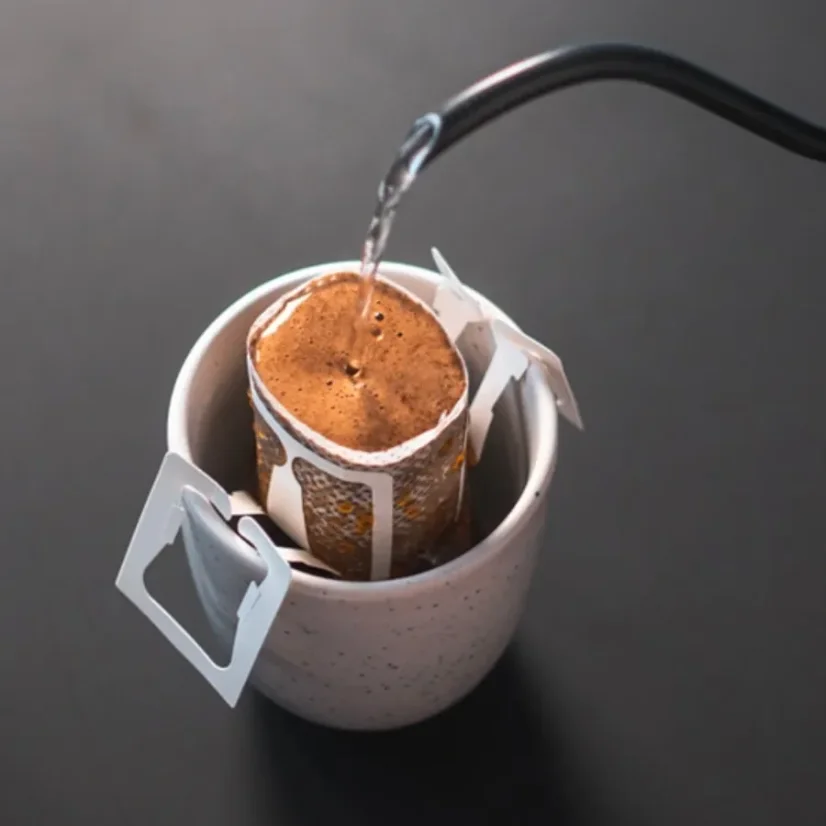 Zalití kávy Drip it ve filtru horkou vodou
