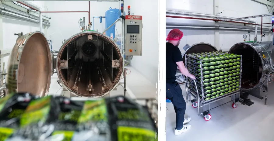 zaměstnanec adventure menu vkládá sáčky s hotovým MRE jídlem do sterilační komory