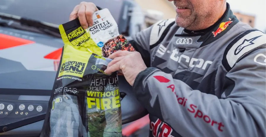 muž vkládá samoohřevnou kapsli a sáček s lyofilizovaným jídlem do Zipper Bagu