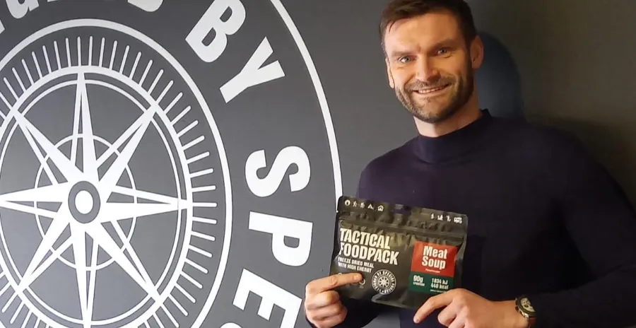 zakladatel tactical foodpack Sverre Puustusmaa ukazuje své jídlo