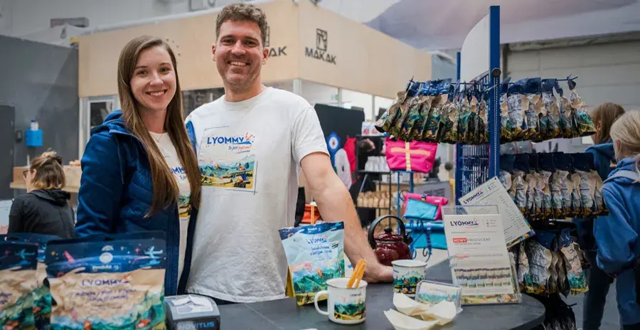 majitelé lyommy Miłosz a Natalia Kubiakovi předvádí své jídlo na veletrhu