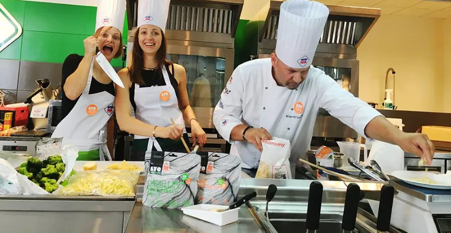 kuchaři vaří jídlo lyofood