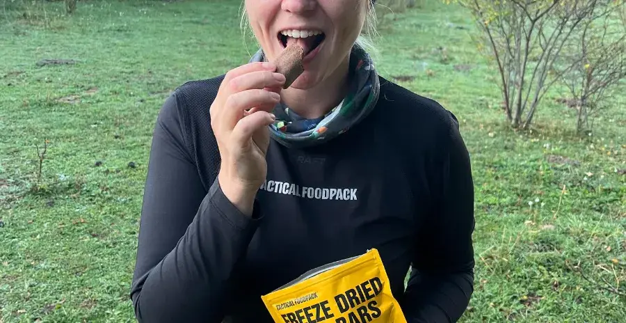 žena na zahradě jí mrazem sušený dezert tactical foodpack