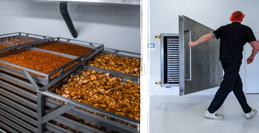 zaměstnanec Adventure Menu vkládá sáčky se sušeným jídlem do lyofilizační komory