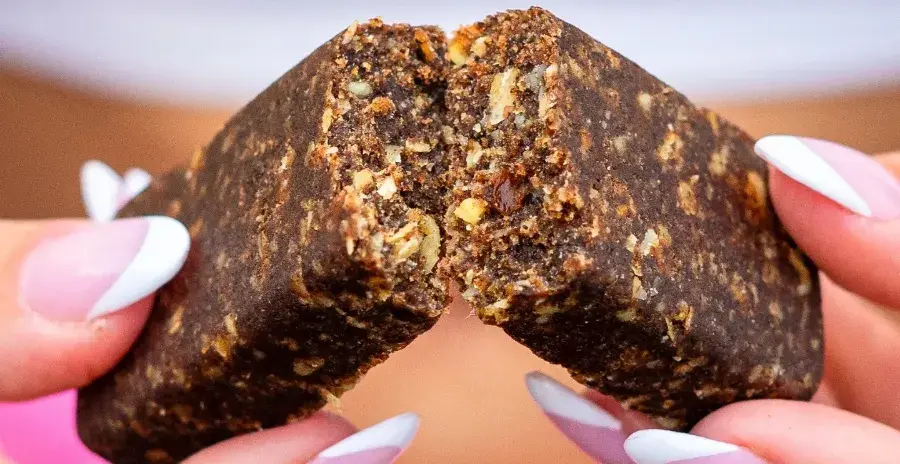 detailní pohled na rozpůlenou ořechovou tyčinku značky lifelike