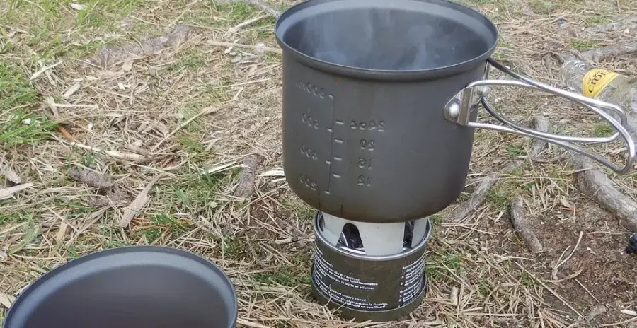 hrnec s jídlem se ohřívá na gelovém vařiči