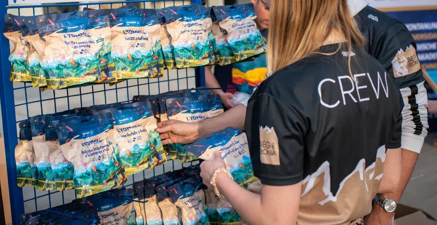 žena si prohlíží jídla lyommy umístěná na stojanu