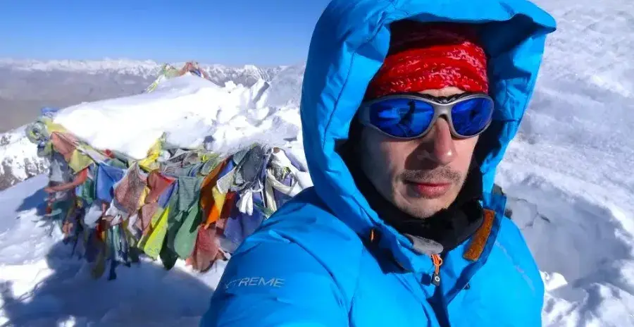 Arnošt Valach, zakladatel horychuti, na vrcholu hory Stok kangri