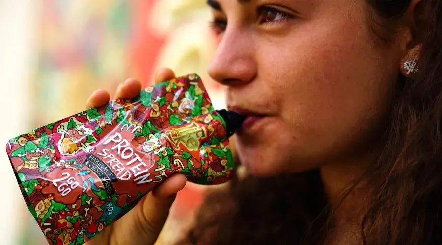 žena si vychutnává ořechové máslo LifeLike 2GOGO přímo z kapsičky