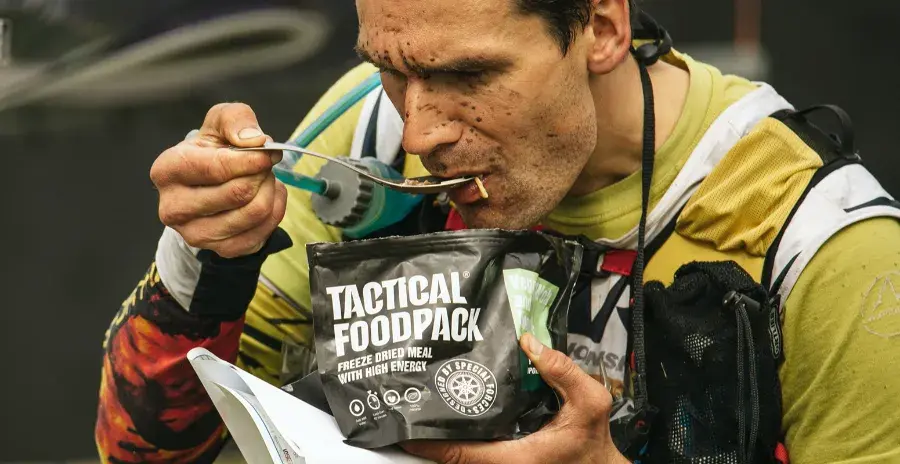 běžec jí ve spěchu mrazem sušené jídlo tactical foodpack přímo ze sáčku
