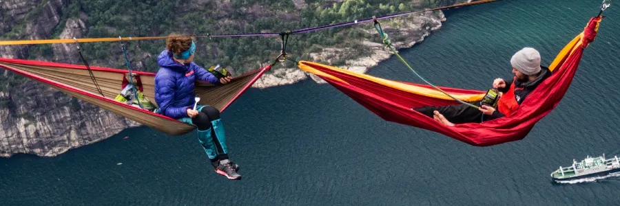 dva provazochodci leží ve vaku visícím na laně a jí hotové mre 100% maso přímo ze sáčku