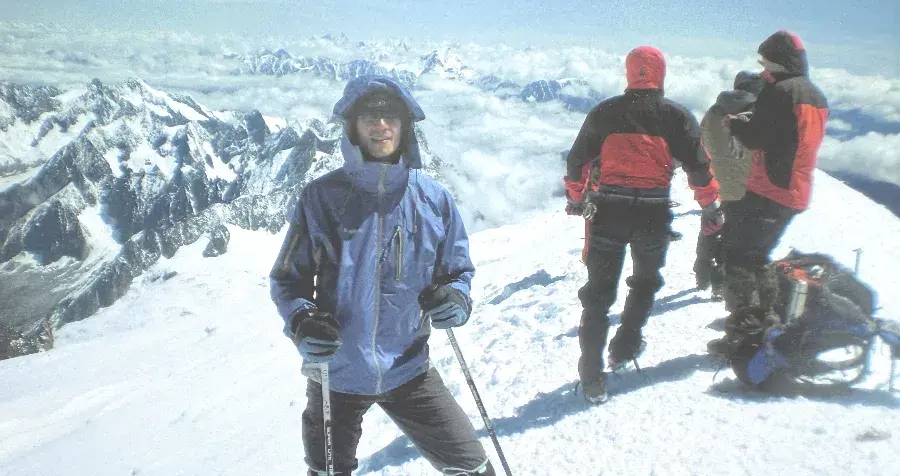 Arnošt Valach stojí na vrcholu Mont Blancu