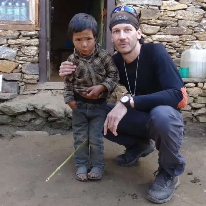 Arnošt Valach v Nepálu s místním chlapcem