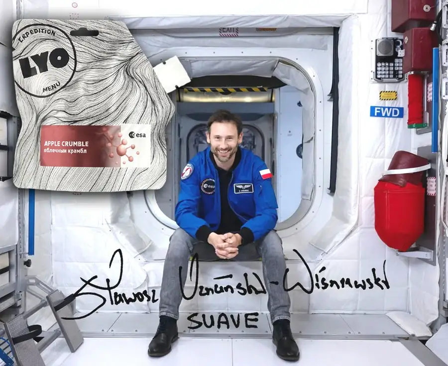 polský astronaut Sławosz Uznański-Wiśniewski s jídlem lyofood