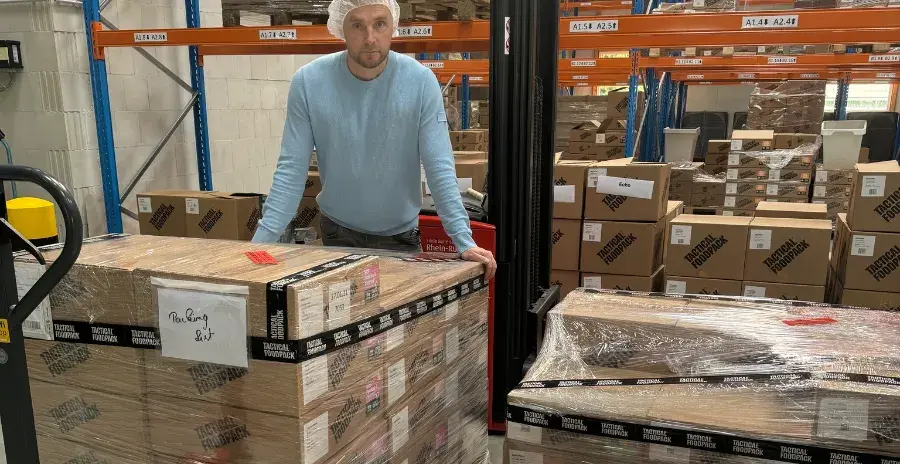 palety s jídlem tactical foodpack, připravené k odeslání na humanitární účely