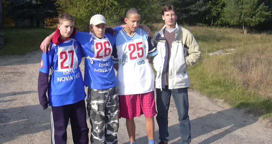 arnošt valach jako vychovatel se svými svěřenci při běžeckém závodě