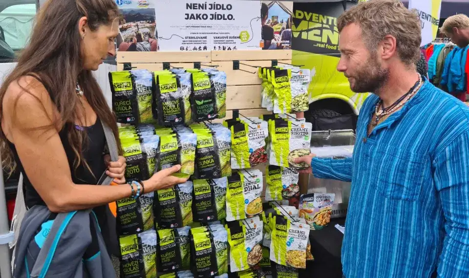 Honza "Tráva" Trávníček si prohlíží sáčky s jídlem adventure menu